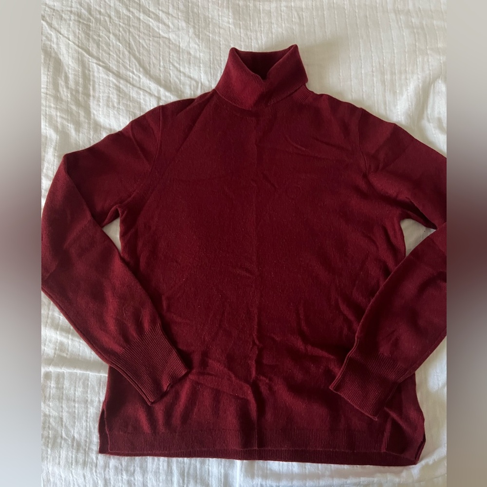 J crew burgundy cashmere sweater. Size M never worn but no tags